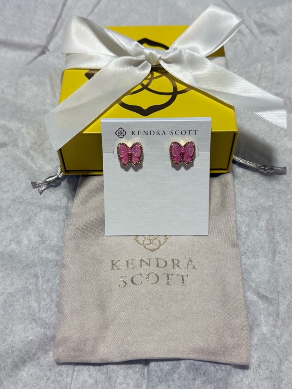 NWT Kendra Scott Haley Bow Gold Stud
Earrings in Blush Mother of Pearl - Picture 4 of 7